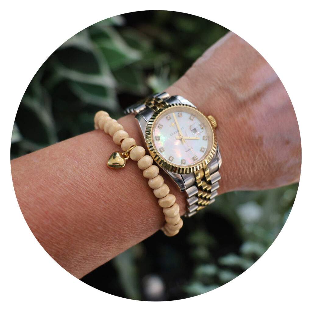 Armbandje Houten kraal met gouden hartje