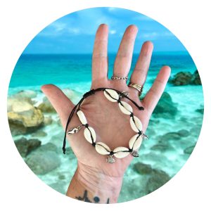 Schelpenarmbandje met bedeltjes