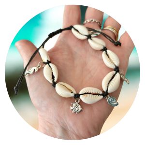 Schelpenarmbandje met bedeltjes
