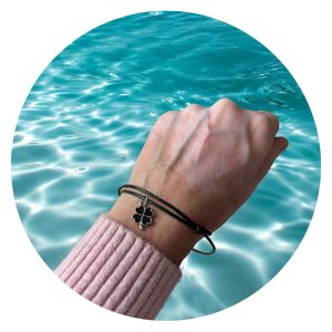 Veterarmband zwart met zwart klavertje zilver