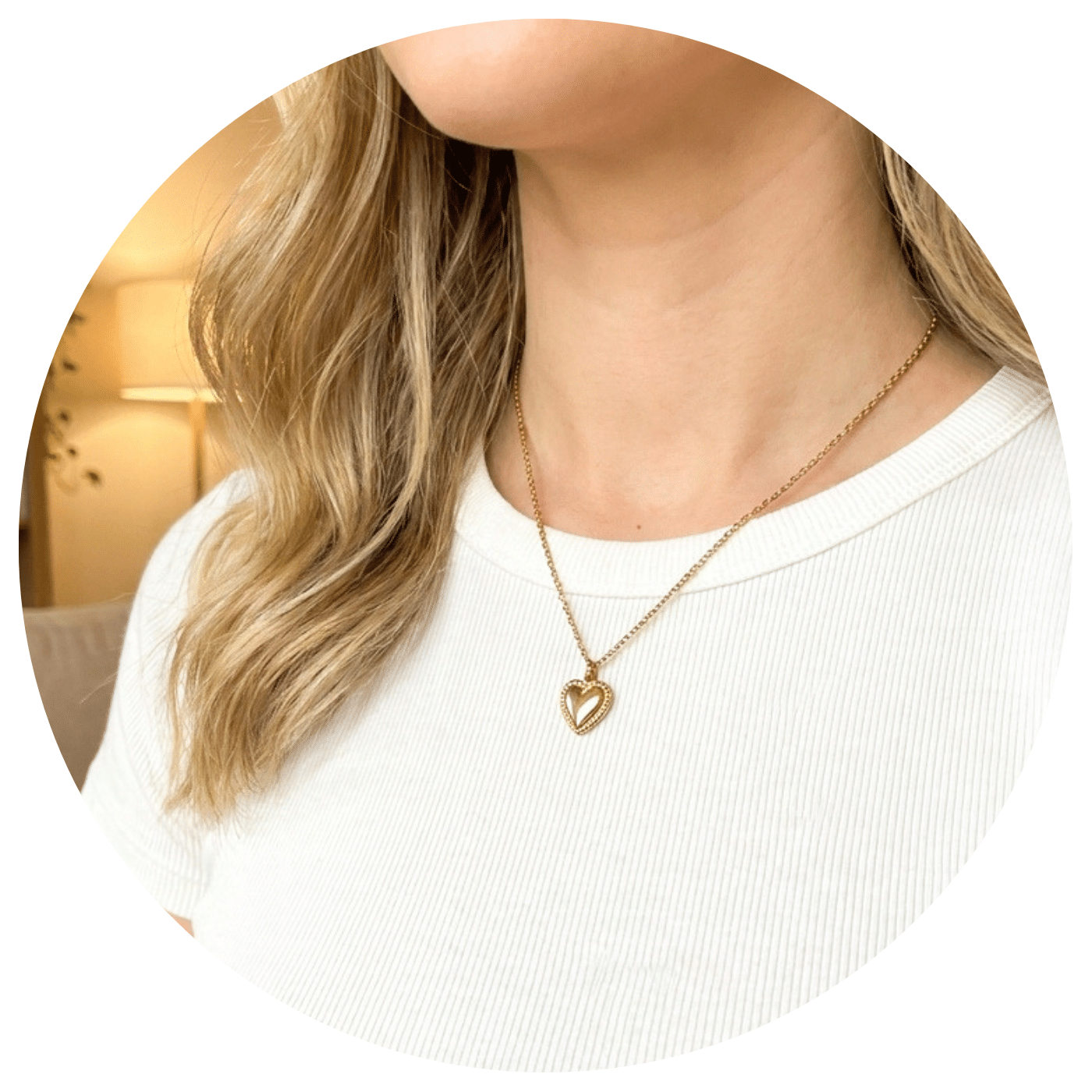 Ketting-met-hartje-jonge-vrouw ketting met gouden hartje