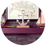 Metalen anker op houten voet maritiem thema
