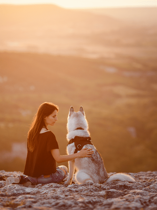 Vrouw met hond in de bergen